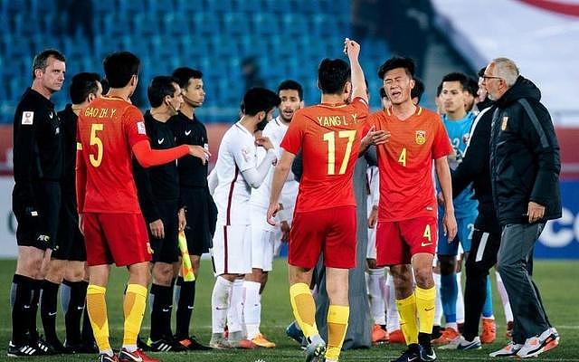 中国球员赛后攻击伊朗裁判！名记爆料：中国足协向亚足联提出抗议