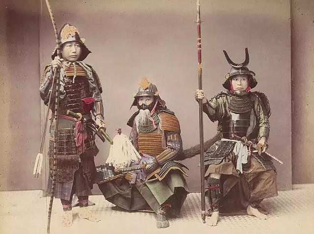 日本武士最初是怎么产生的，他们效忠的对象是日本天皇吗