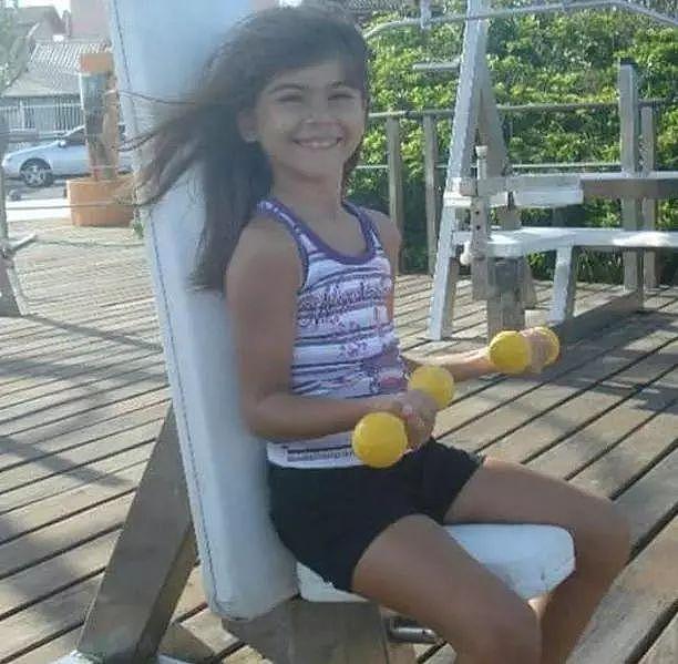 巴西妹子7岁举铁，14岁练出一身肌肉，获奖后她终于明白