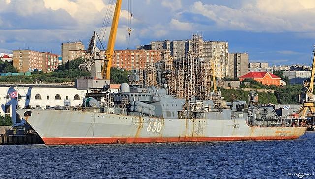 中国现代级驱逐舰改装即将完成，俄罗斯一表亲却被拆得七零八落！