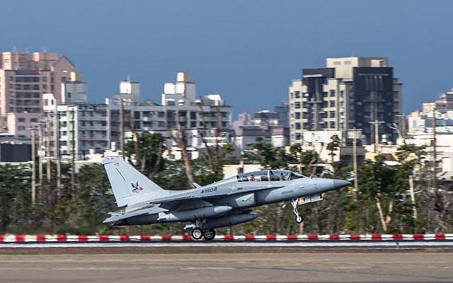 泰国从韩国购买的畅销战机出现在台高雄机场，曾战胜中国L15