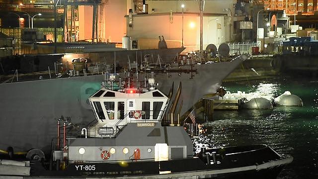 美被撞军舰将由半潜船从日本运回国 目前正进行装船作业