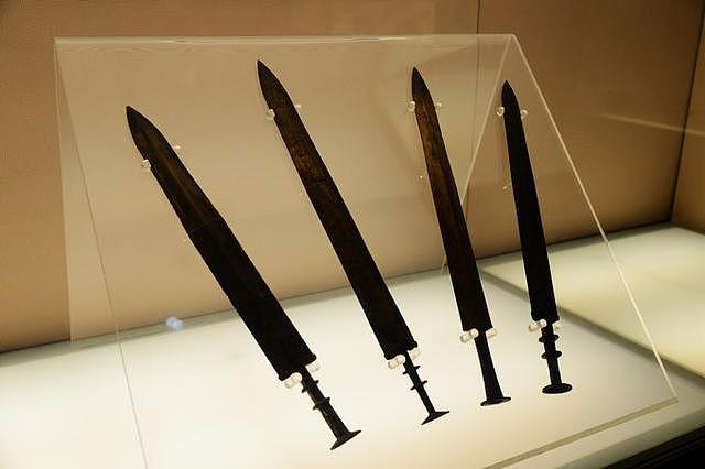 1994年，秦始皇陵挖出19把青铜剑，专家痛哭流涕连说：不可能