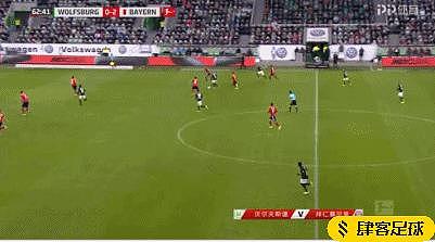「德甲」五场首胜！拜仁3-1客胜狼堡，莱万双响罗本染红