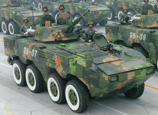 美国斯崔克装甲车为何装机关炮？只因中国轮式步战火力太强！