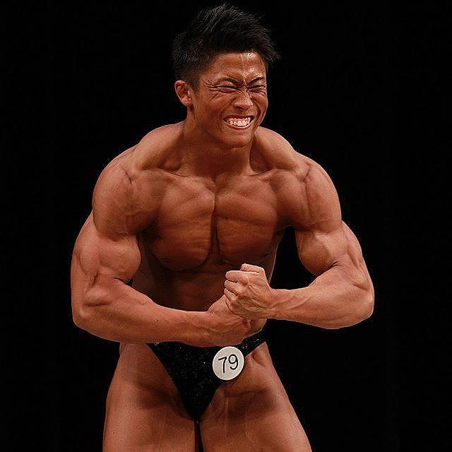 一身肌肉的日本高中生，15岁就开始打健美，目标超越黄哲勋