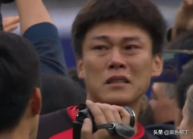 贵州球迷安慰美女老板，亚泰球迷撕掉旗帜！3.5万人见证球员痛哭