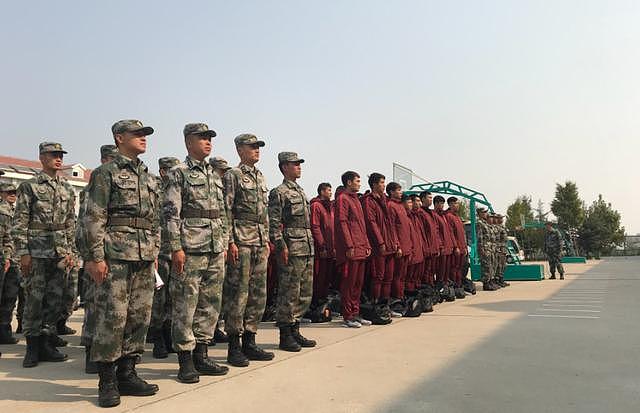多图流：国足55人集训队抵达某特战旅，军训开启