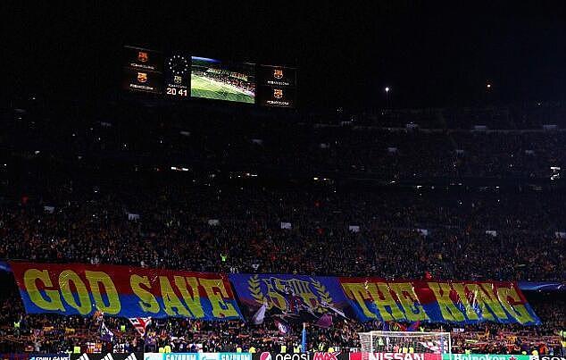 天佑吾王！巴塞罗那球迷拉横幅歌颂梅西