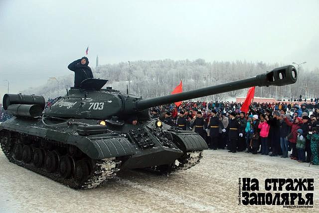 美国经典坦克和红军女战士同时出现在俄罗斯祖国保卫者日阅兵