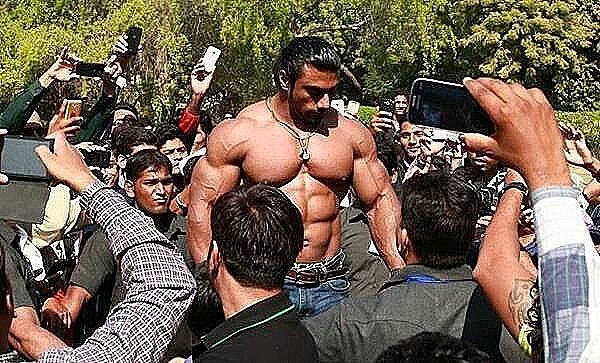印度最强壮的男人，肌肉真的很大，在女儿面前就成了大男孩