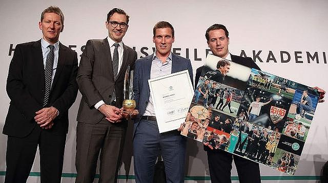 前斯图加特主帅沃尔夫获得2017年德国年度最佳教练称号