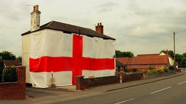 狂热球迷用巨幅英格兰国旗盖住房子，旗帜购于中国