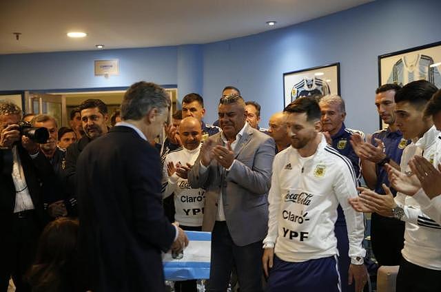 阿根廷将飞往巴萨基地备战世界杯，总统为其壮行