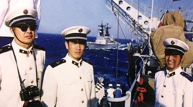 中国海军舰艇过去曾是深蓝色，在崇尚色彩的年代改为现在灰白色调