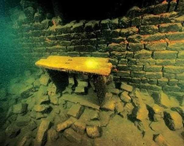 此湖水下有两座古城，6名潜水员下水探究，发现一古墓，引大地震