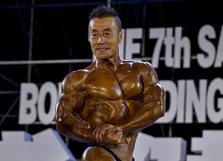 68岁中国健美常青树，肌肉大过年轻人，网友：吃药的不值得宣扬？