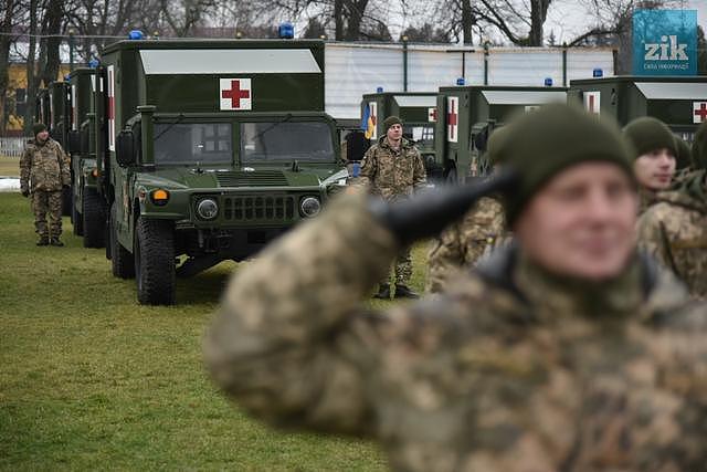 乌克兰又接收40辆美制悍马医疗车 美称：这只是开始