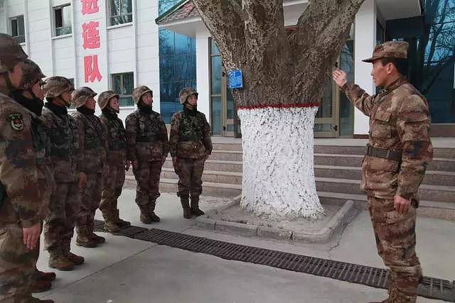 新疆某边防团首批女兵首次走上边关巡逻路