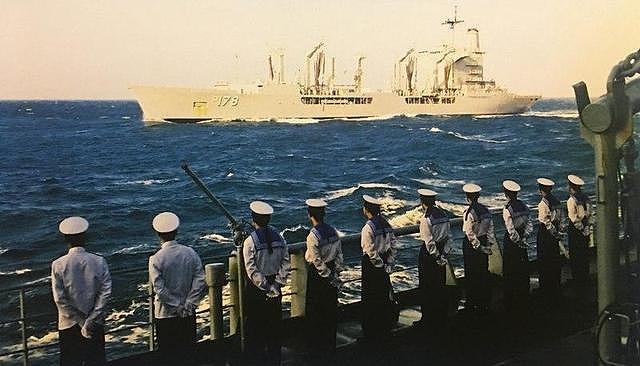 中国海军舰艇过去曾是深蓝色，在崇尚色彩的年代改为现在灰白色调