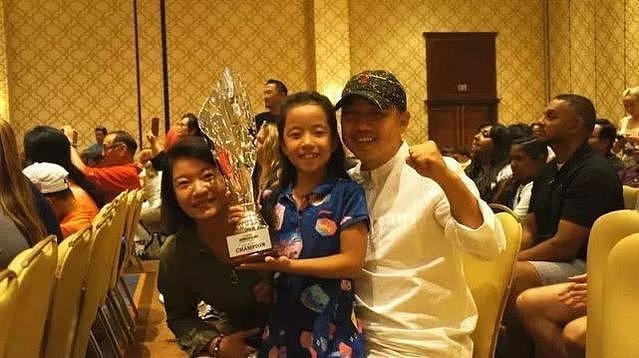 刘国梁很欣慰！8岁女儿连获高尔夫世界冠军，并用英文采访偶像