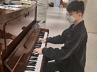 韩媒分享Faker弹钢琴照：从医院检查完眼睛后的Faker即兴一首