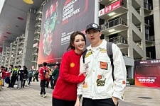余霜分享与管泽元在上海观看F1现场照：穿着法拉利衣服的她更好看了
