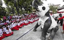 租不到熊猫怎么办？看看世界各国的“假熊猫”，菲律宾的最搞笑！
