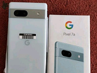 北极蓝和碳灰色谷歌 Pixel 7a 手机照片曝光