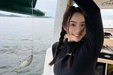 LPL女主持人余霜分享出海钓鱼自拍：新手村玩家今天钓了8条鱼?