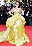 戛纳电影节红毯亮点：玛丽娜·鲁伊·巴博萨演绎梦幻马勃长裙