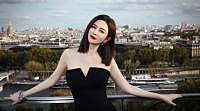 61 岁关之琳现身巴黎，抹胸黑裙好高雅，身材纤瘦气质佳！