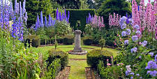 Burberry 与英国 Highgrove Gardens 联名