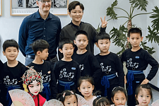 苹果CEO库克在中国上海虹口听京剧 用中文为小演员们叫好