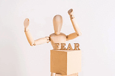 如何面对自身恐惧？4 个步骤把你的恐惧打包，扔下悬崖