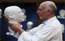 鲁迅先生去世后，日本人用石膏制作死亡面具，还原他真实遗容