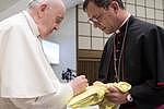 牌面！梅西收到教皇亲笔签名的梵蒂冈球衣