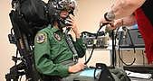 日本空自F-35飞行员在美国试穿个人装备 多功能头盔完全量身定制