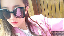 刘亦菲分享自拍美照 戴墨镜穿粉色外套甜美酷飒