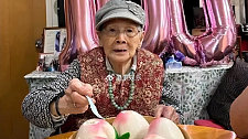 梅艳芳母亲提前庆祝100岁，戴佛珠吃寿桃，希望还能再活20年