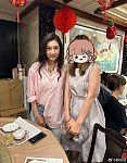 网友香港餐厅偶遇李嘉欣并晒出了合影照！