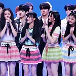 韩国女团ILLIT造型引热议！让16岁成员穿透明裙，强光下没有秘密