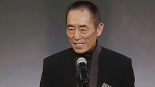 73岁张艺谋拿下12座终身成就奖，华语导演第一人，宝刀未老不言退